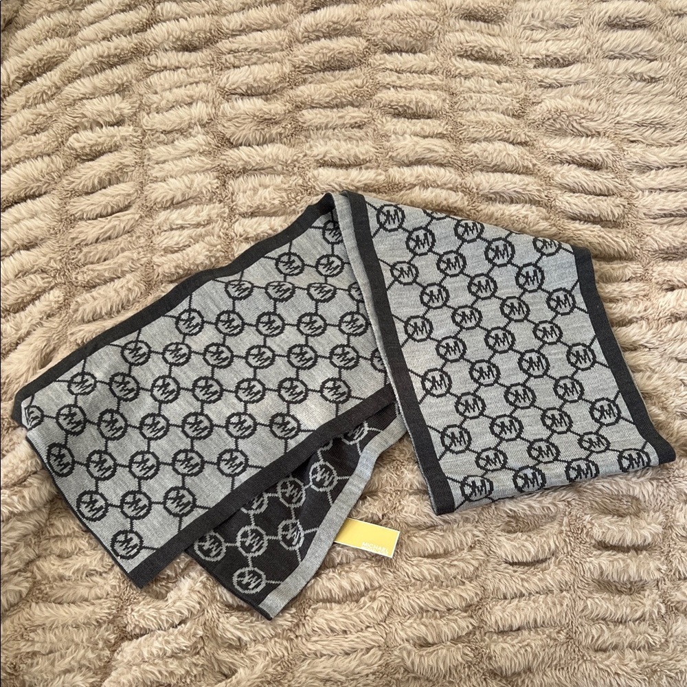 NWT Womens Michael Kors Gray and Black Logo Scarf One Size